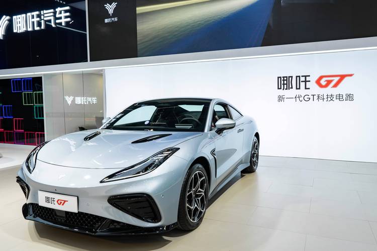 东莞118哪吒汽车在智能汽车领域的表现，领途汽车在新能源汽车市场中的影响力